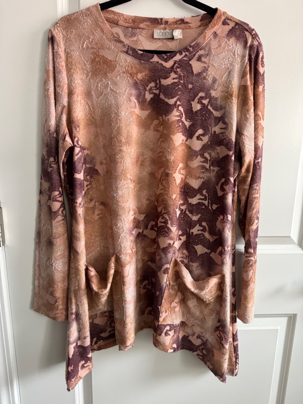 LOGO by Lori Goldstein jacquard knot long sleeve top. Sharkbite hem. NEW.